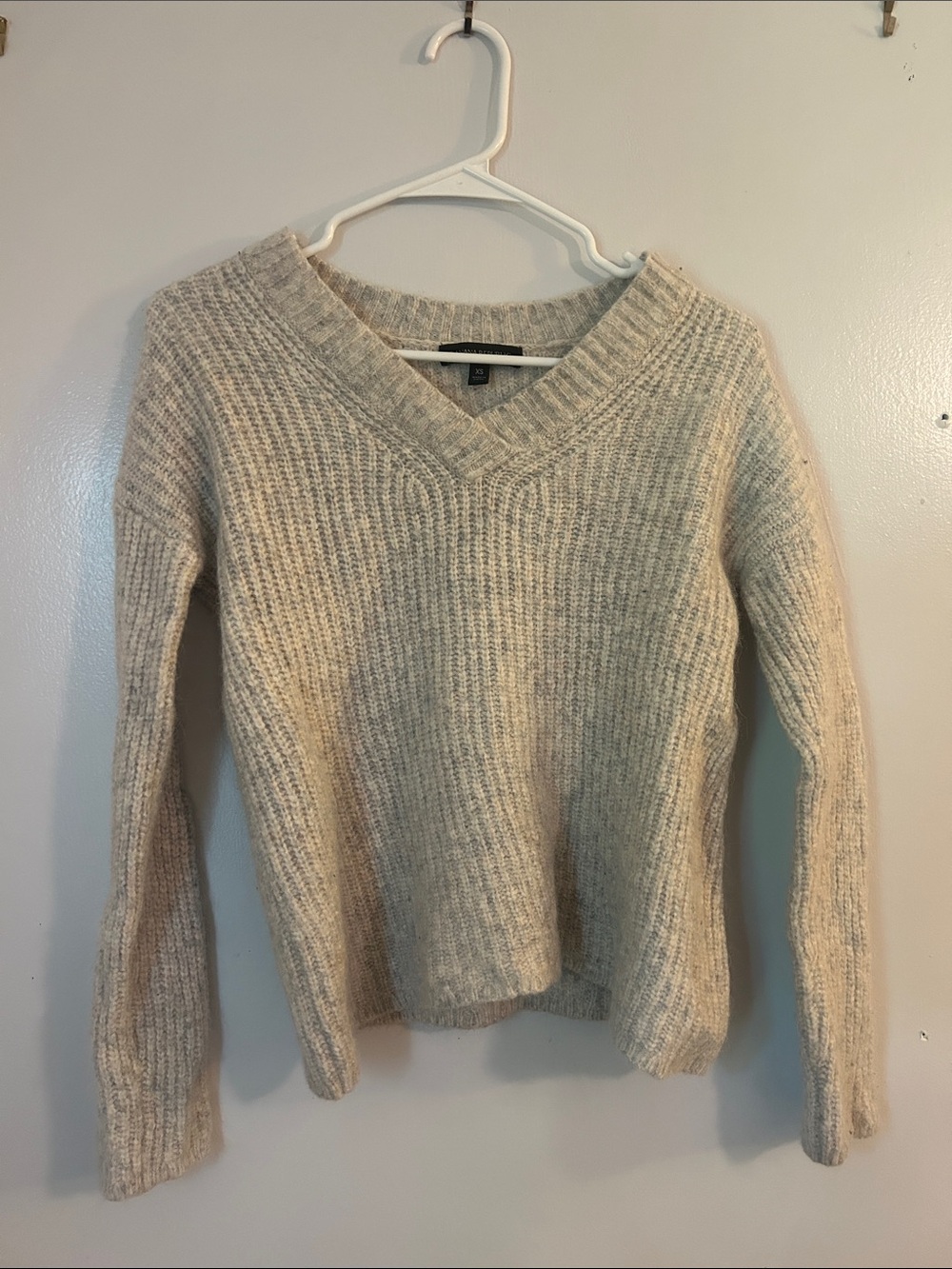 Banana Republic Cream Ribbed V-Neck Sweater